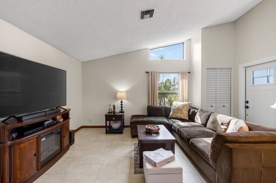 For Sale: $649,900 (3 beds, 2 baths, 1592 Square Feet)