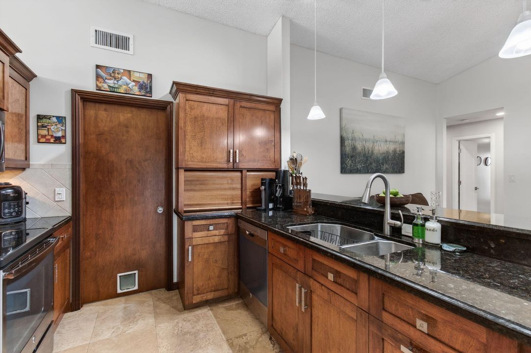 For Sale: $649,900 (3 beds, 2 baths, 1592 Square Feet)