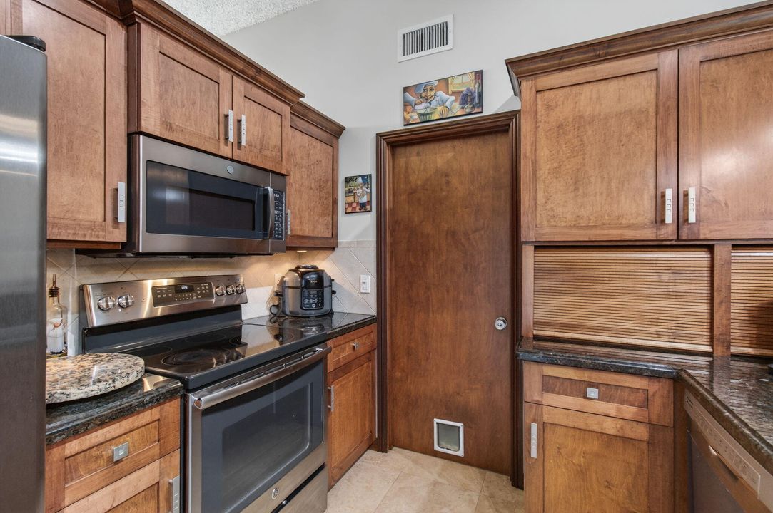 For Sale: $649,900 (3 beds, 2 baths, 1592 Square Feet)