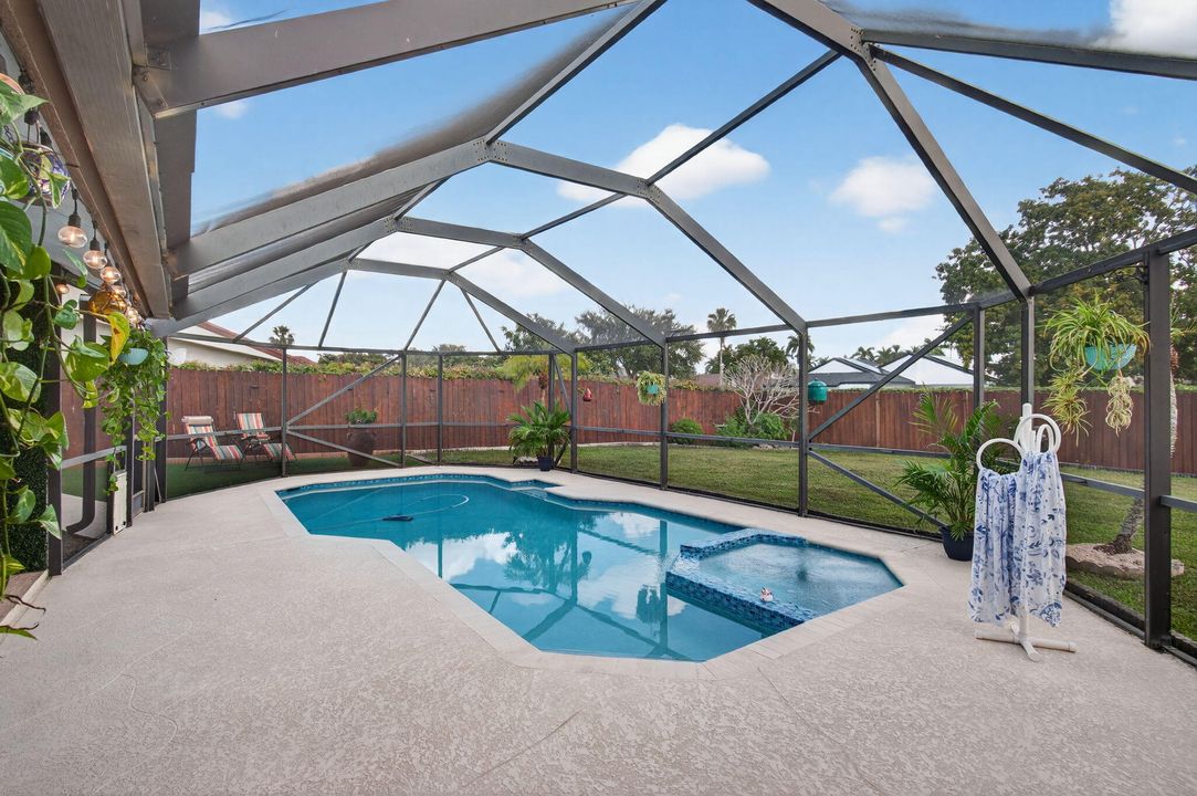 For Sale: $649,900 (3 beds, 2 baths, 1592 Square Feet)