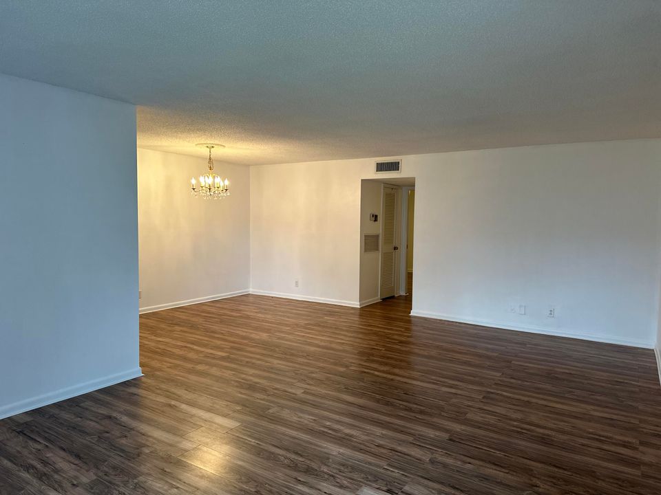 For Rent: $1,600 (1 beds, 1 baths, 994 Square Feet)