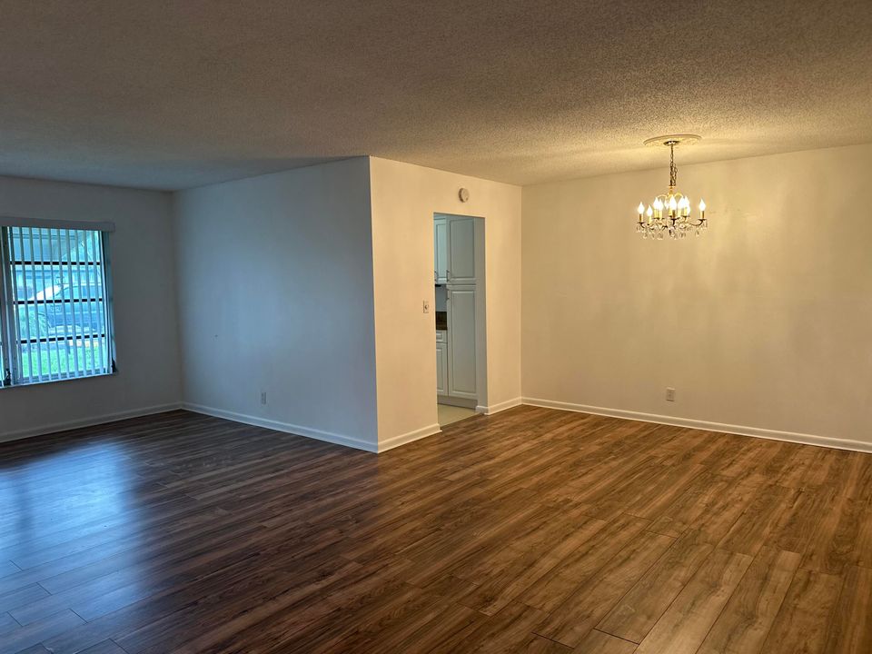 For Rent: $1,600 (1 beds, 1 baths, 994 Square Feet)