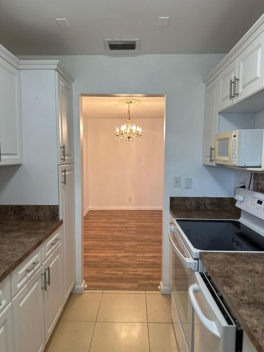 For Rent: $1,600 (1 beds, 1 baths, 994 Square Feet)