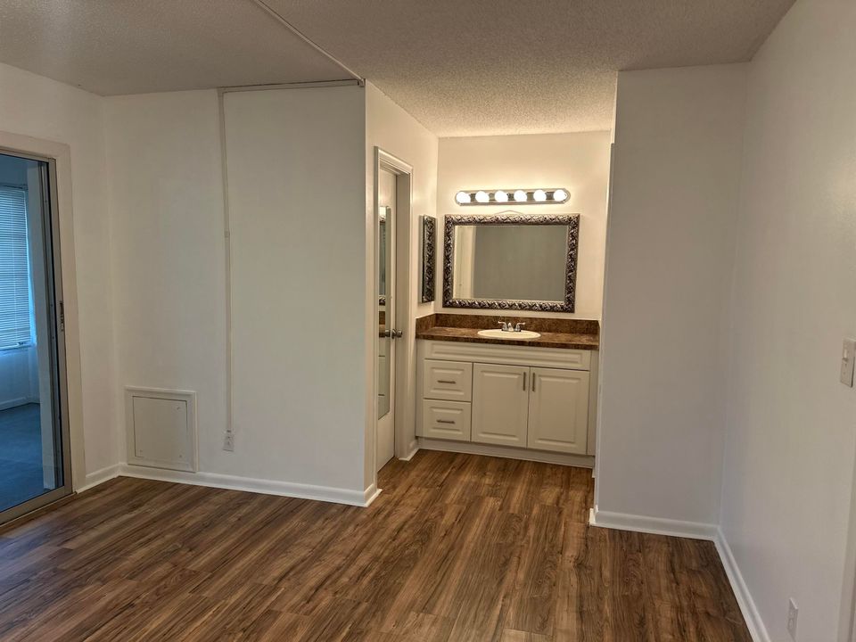 For Rent: $1,600 (1 beds, 1 baths, 994 Square Feet)