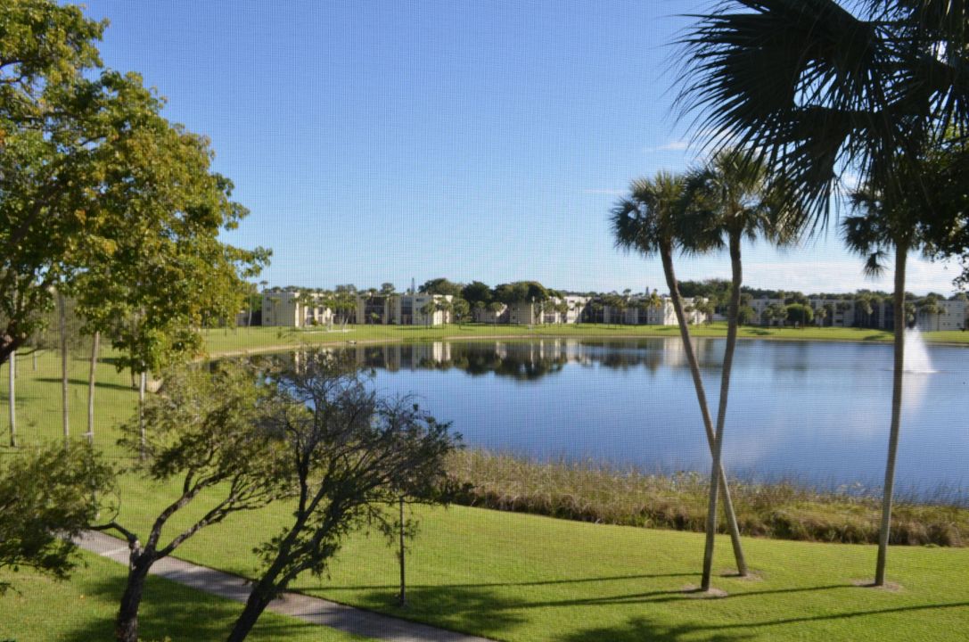 For Sale: $159,000 (2 beds, 2 baths, 930 Square Feet)