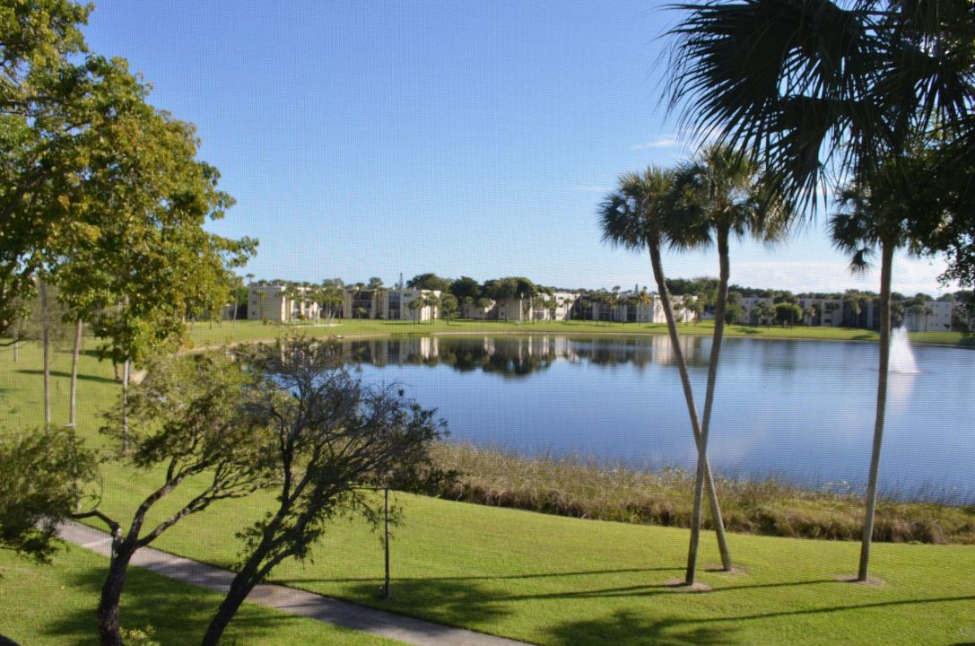 For Sale: $159,000 (2 beds, 2 baths, 930 Square Feet)