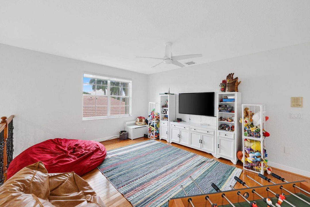 待售: $1,599,999 (6 贝兹, 4 浴室, 4745 平方英尺)