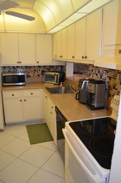 For Sale: $159,000 (2 beds, 2 baths, 930 Square Feet)