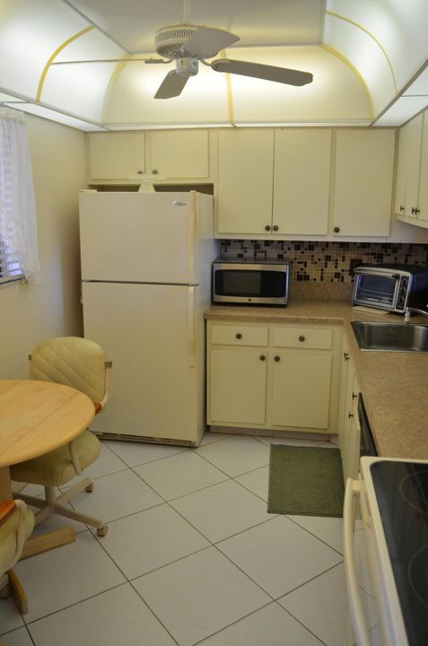 For Sale: $159,000 (2 beds, 2 baths, 930 Square Feet)