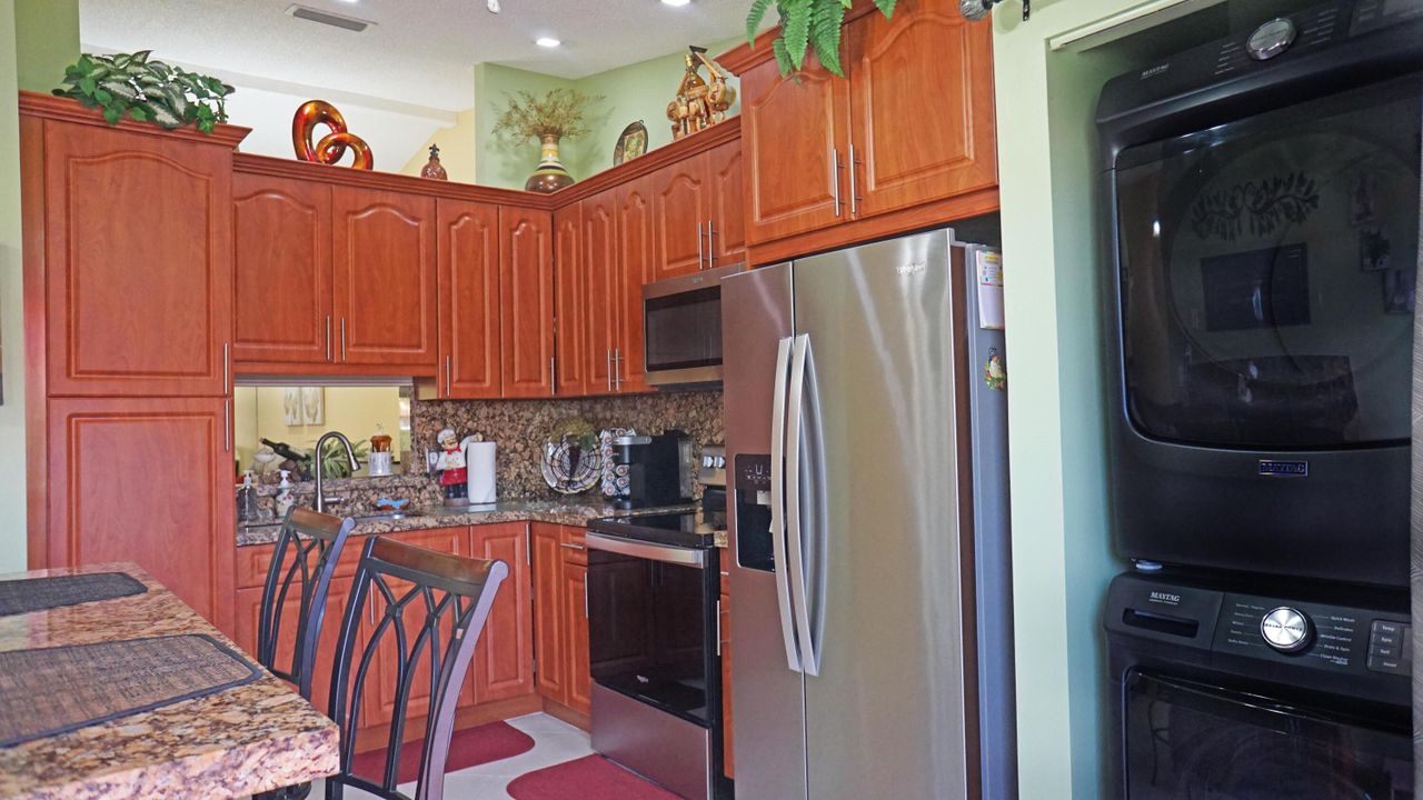 На продажу: $229,500 (2 спален, 2 ванн, 1370 Квадратных фут)