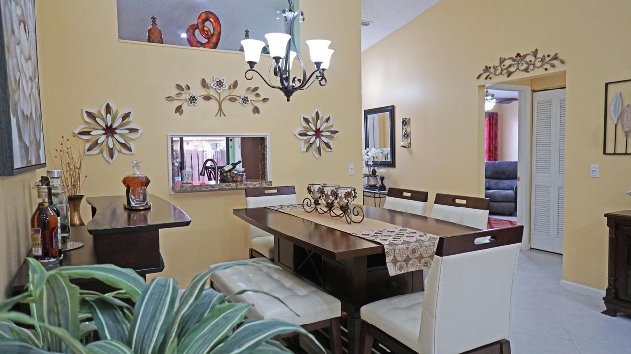 На продажу: $229,500 (2 спален, 2 ванн, 1370 Квадратных фут)