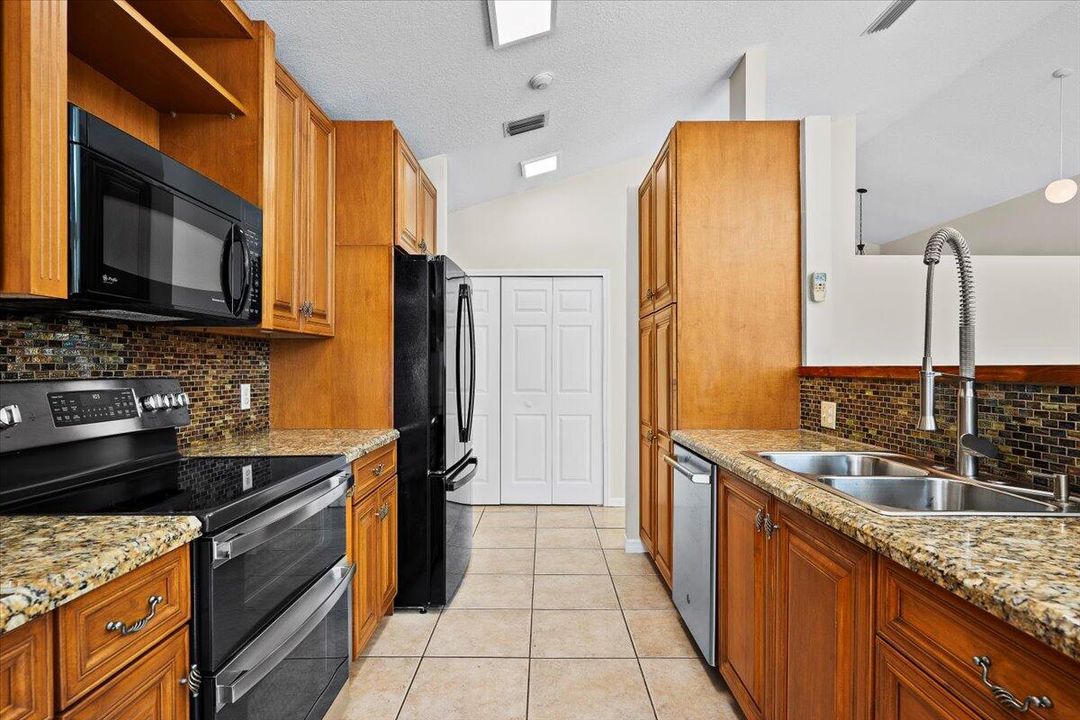 For Sale: $419,500 (3 beds, 2 baths, 1657 Square Feet)