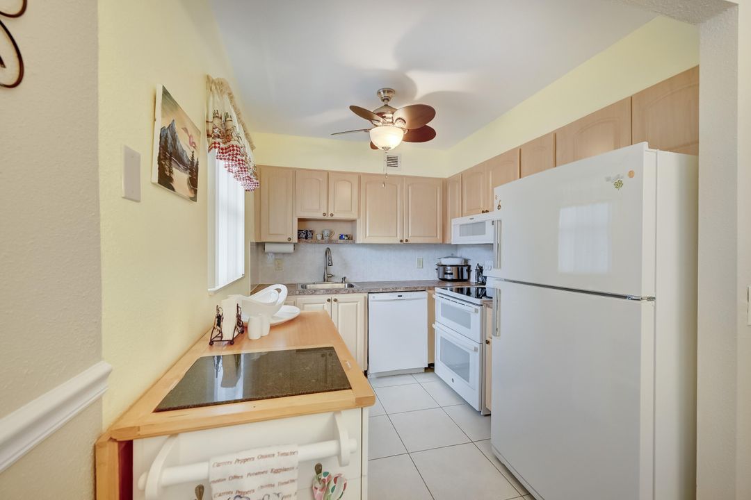 For Sale: $125,000 (2 beds, 2 baths, 880 Square Feet)