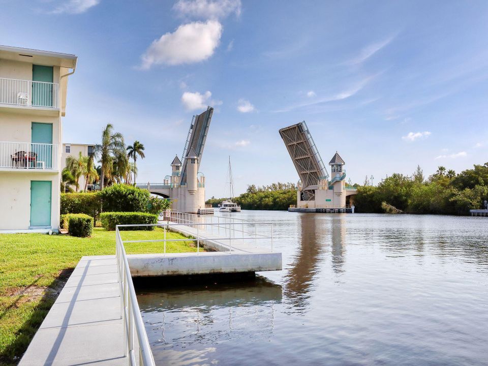 For Sale: $228,000 (1 beds, 1 baths, 646 Square Feet)