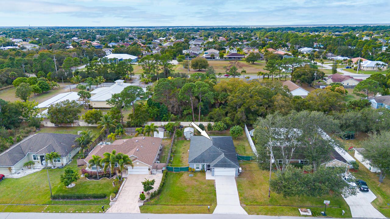 For Sale: $450,000 (4 beds, 2 baths, 1833 Square Feet)