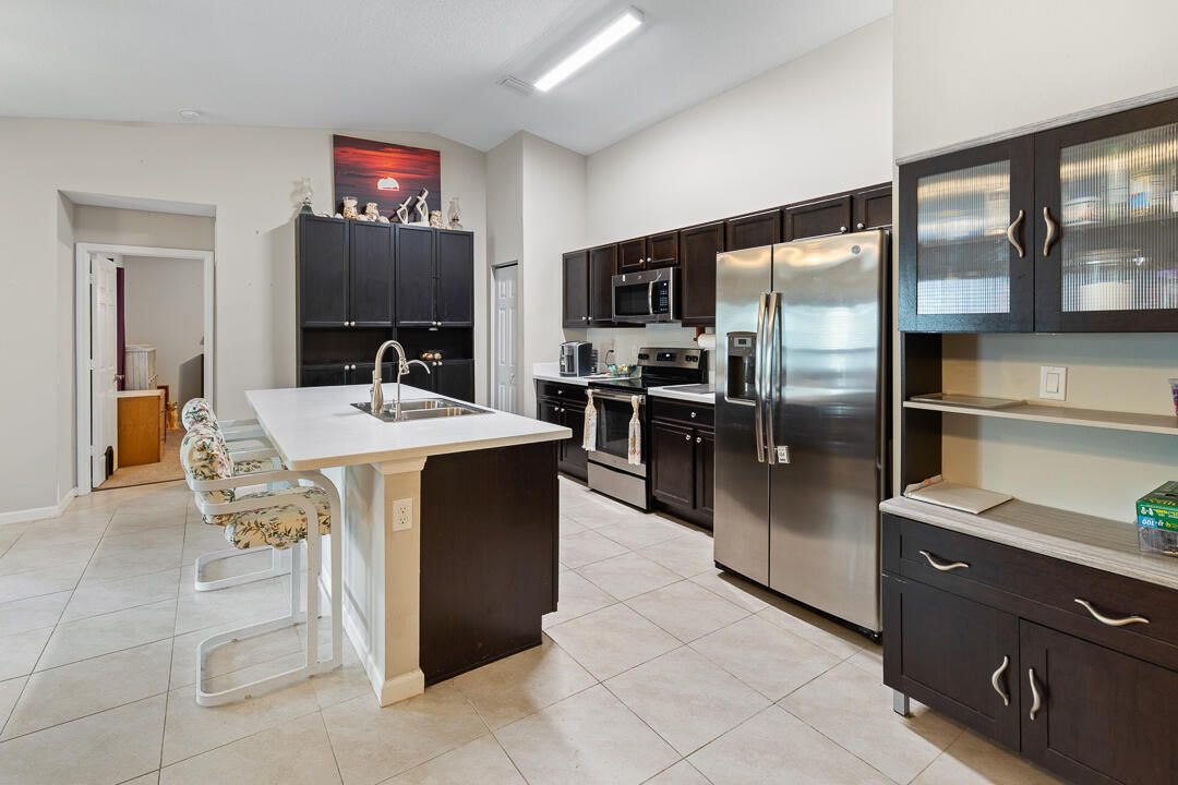 For Sale: $450,000 (4 beds, 2 baths, 1833 Square Feet)