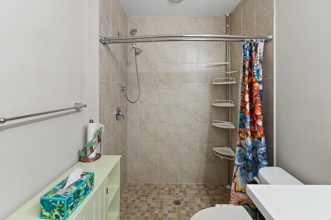 For Sale: $450,000 (4 beds, 2 baths, 1833 Square Feet)