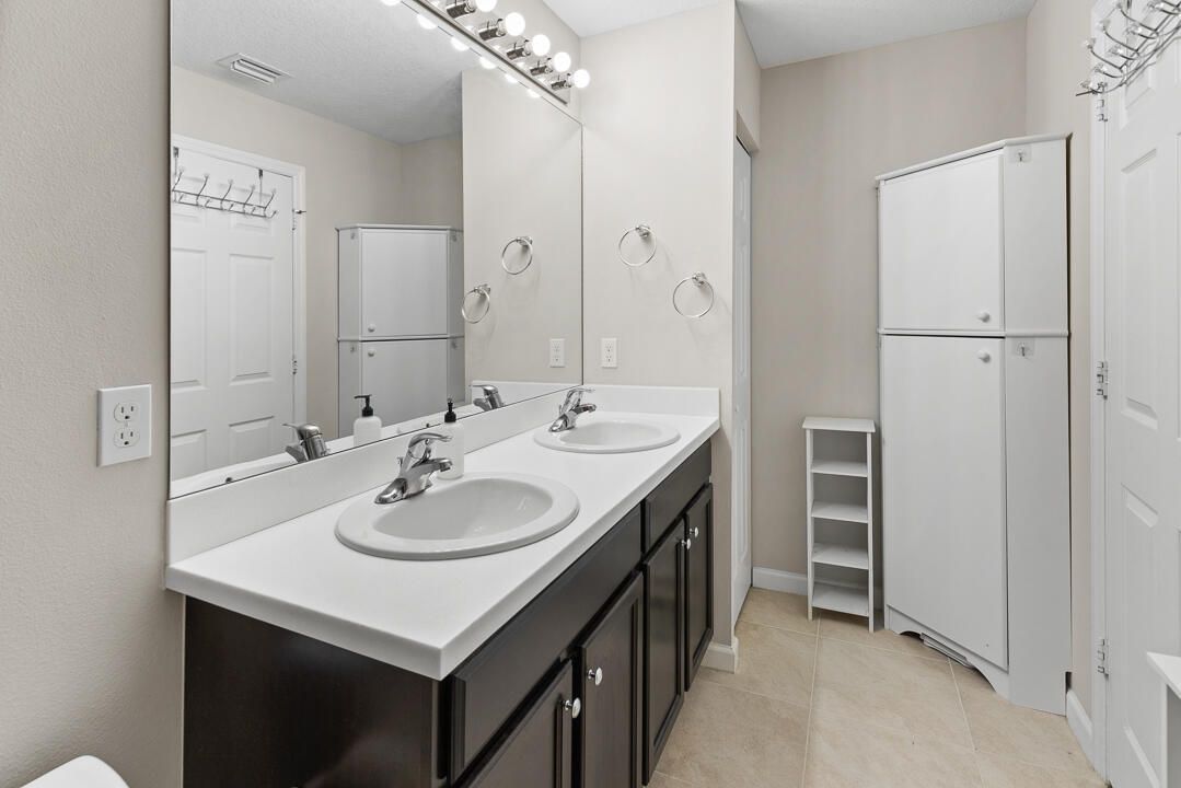 For Sale: $450,000 (4 beds, 2 baths, 1833 Square Feet)