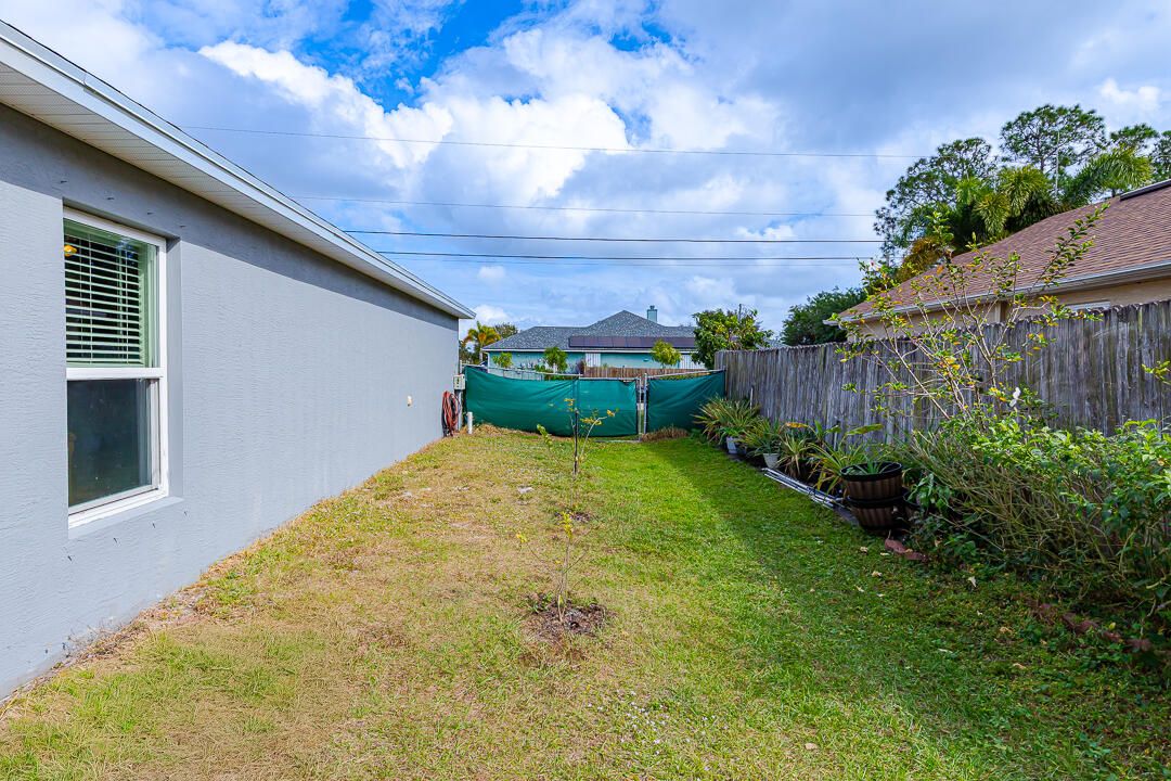 For Sale: $450,000 (4 beds, 2 baths, 1833 Square Feet)