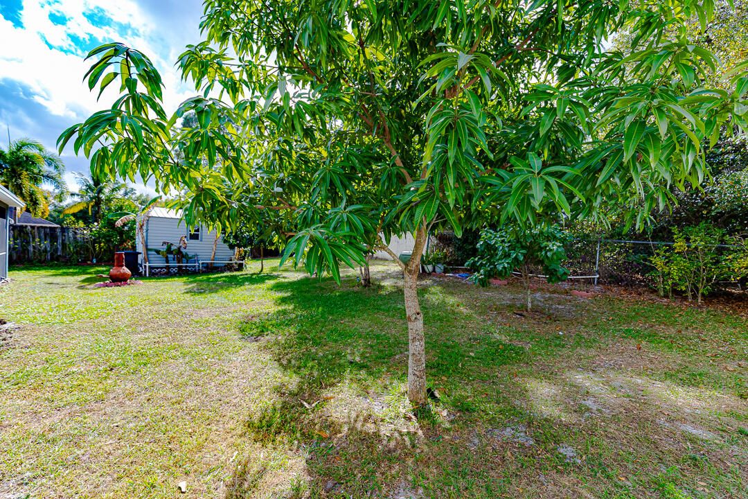 For Sale: $450,000 (4 beds, 2 baths, 1833 Square Feet)