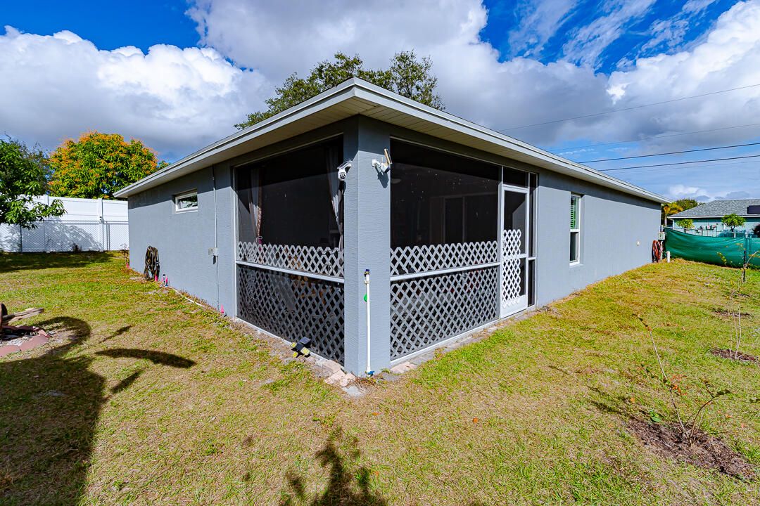 For Sale: $450,000 (4 beds, 2 baths, 1833 Square Feet)