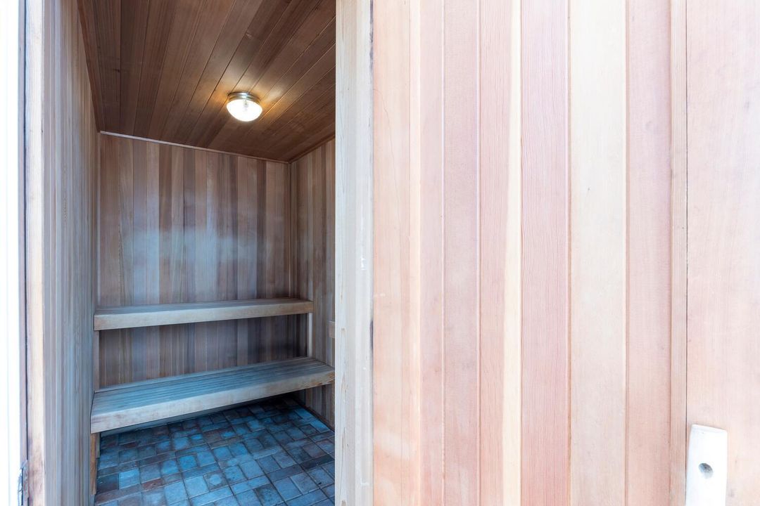 For Sale: $499,000 (1 beds, 1 baths, 1077 Square Feet)