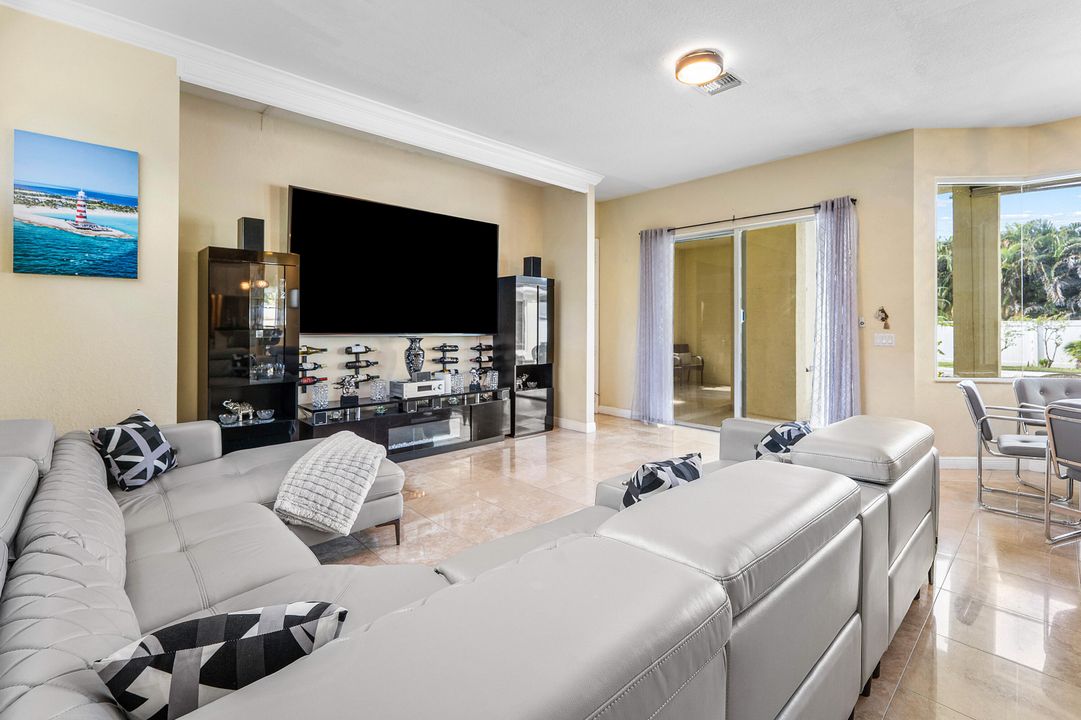 На продажу: $949,999 (6 спален, 4 ванн, 4428 Квадратных фут)