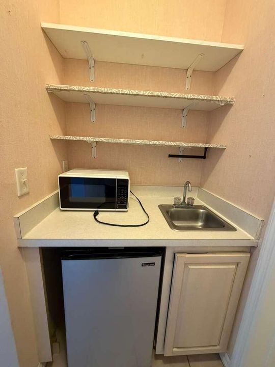 For Rent: $1,200 (1 beds, 1 baths, 450 Square Feet)