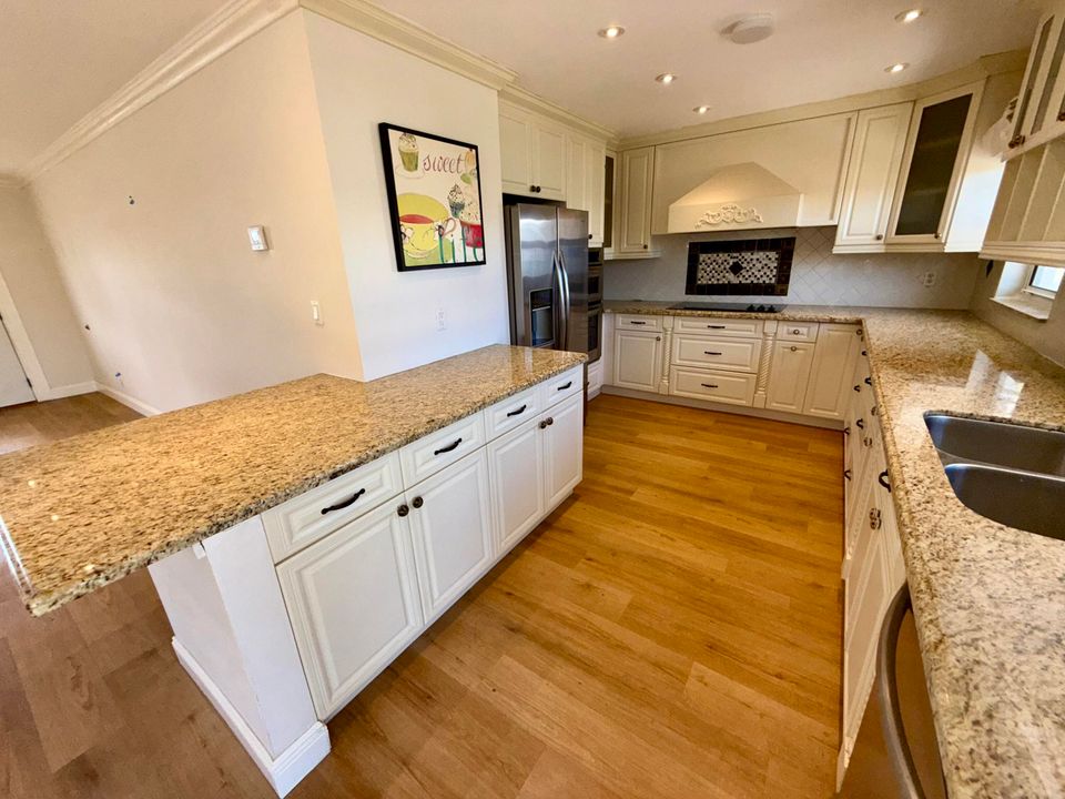 For Rent: $2,700 (2 beds, 2 baths, 1077 Square Feet)