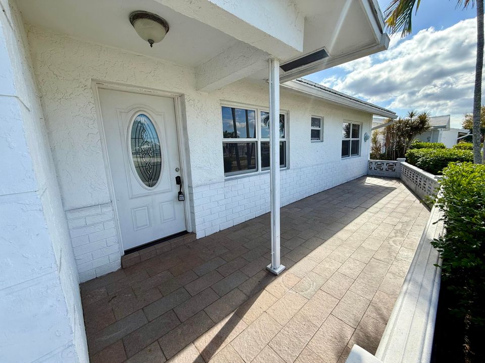 For Rent: $2,700 (2 beds, 2 baths, 1077 Square Feet)