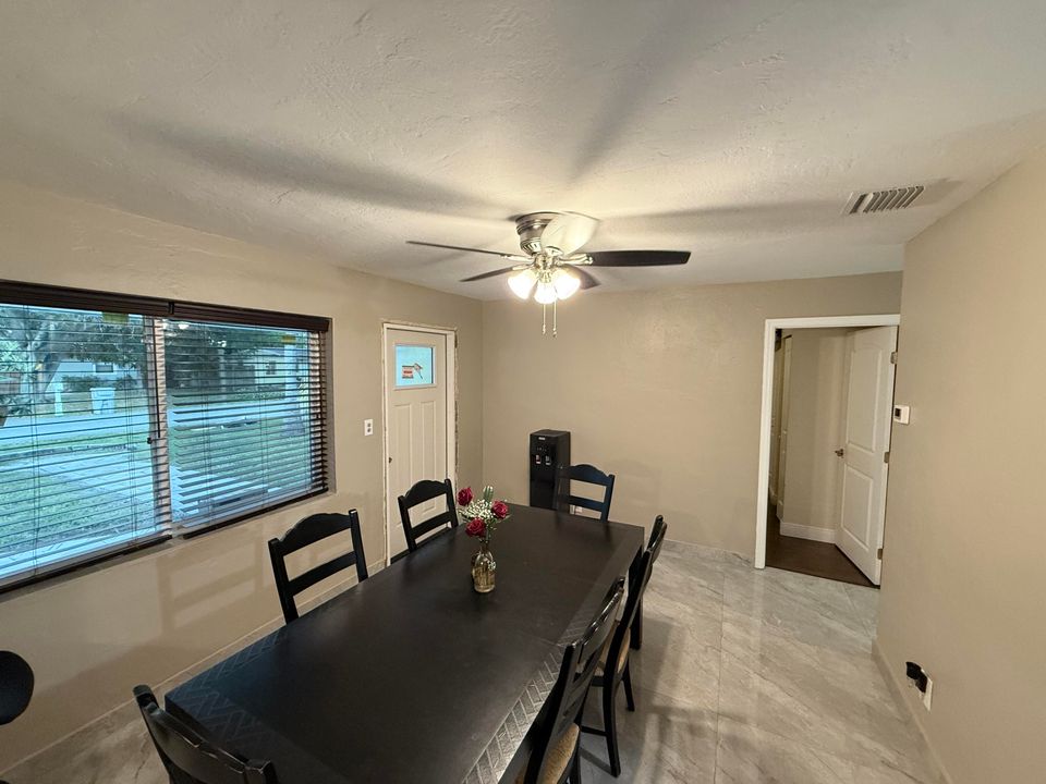 出租: $3,000 (3 贝兹, 2 浴室, 1164 平方英尺)