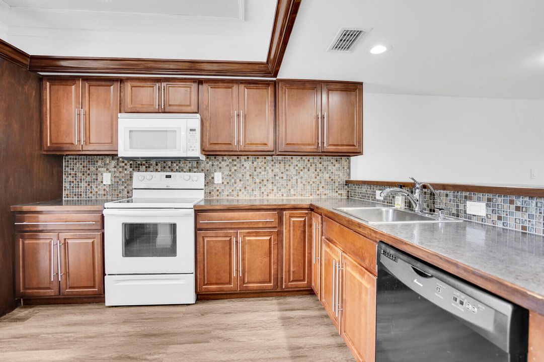 For Rent: $2,750 (2 beds, 2 baths, 1230 Square Feet)