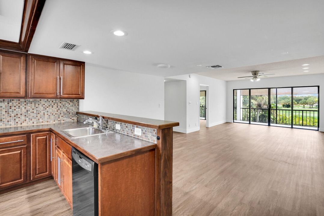 For Rent: $2,750 (2 beds, 2 baths, 1230 Square Feet)