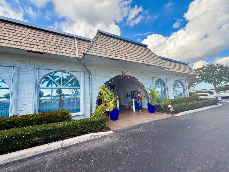 For Rent: $2,700 (2 beds, 2 baths, 1077 Square Feet)