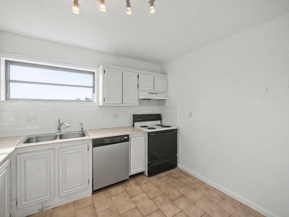 На продажу: $325,000 (2 спален, 2 ванн, 1032 Квадратных фут)