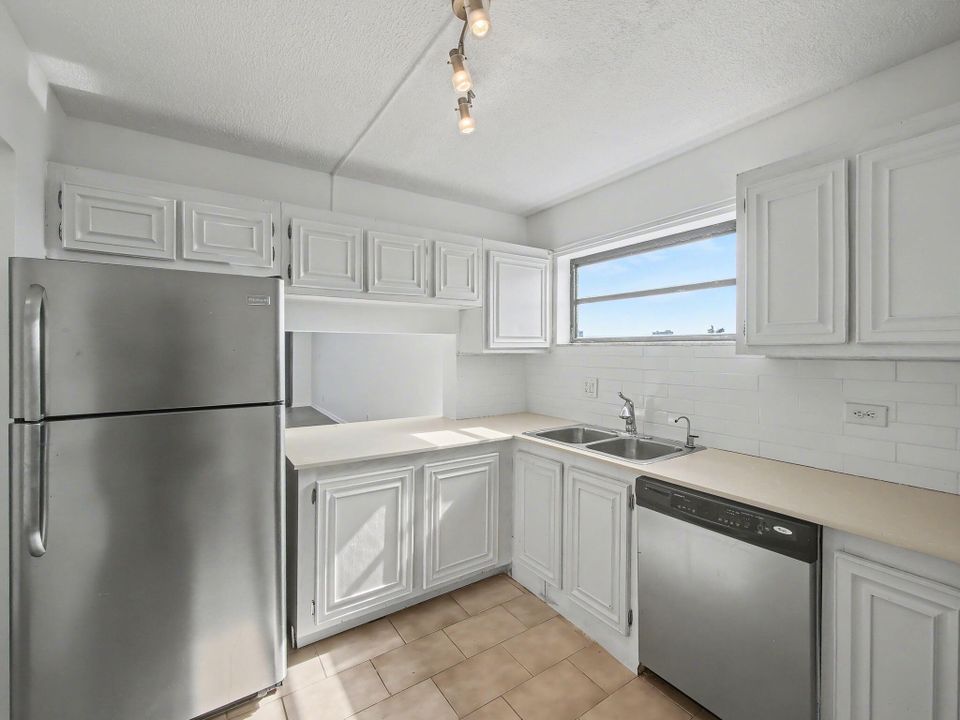 На продажу: $325,000 (2 спален, 2 ванн, 1032 Квадратных фут)