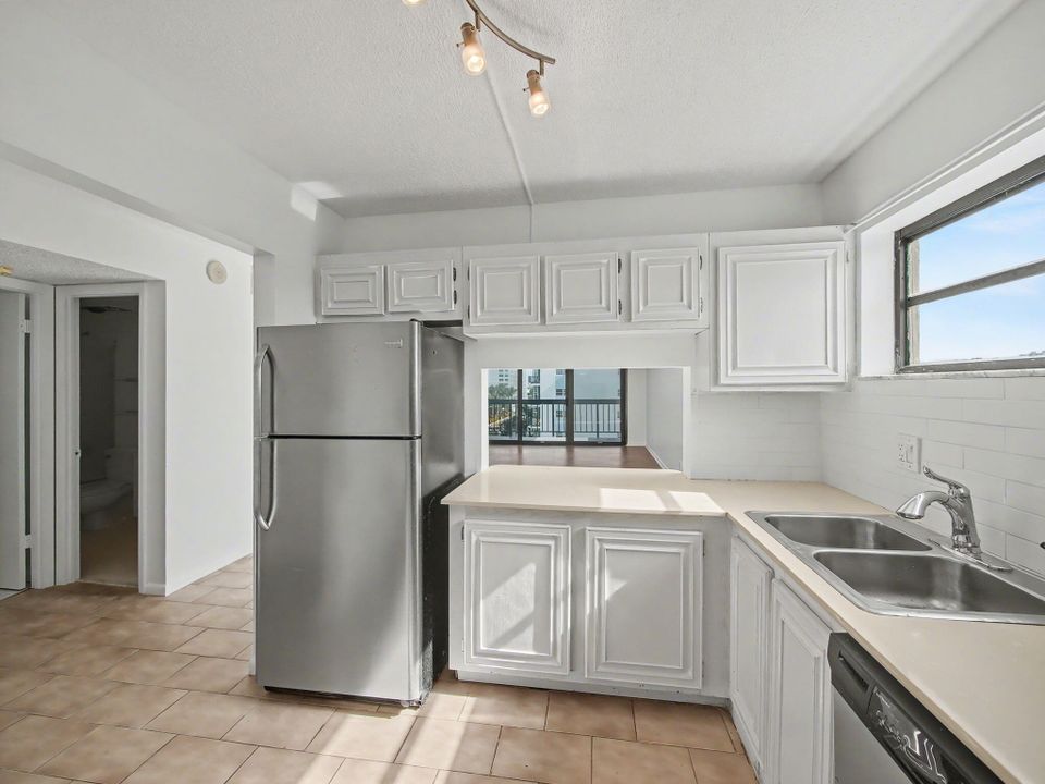 На продажу: $325,000 (2 спален, 2 ванн, 1032 Квадратных фут)