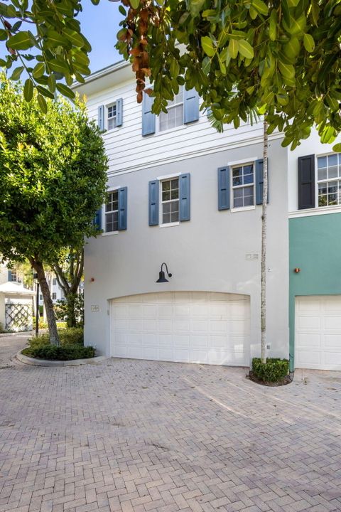 En Venta: $1,100,000 (3 camas, 3 baños, 2046 Pies cuadrados)