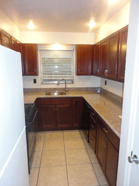 出租: $3,200 (2 贝兹, 2 浴室, 1300 平方英尺)