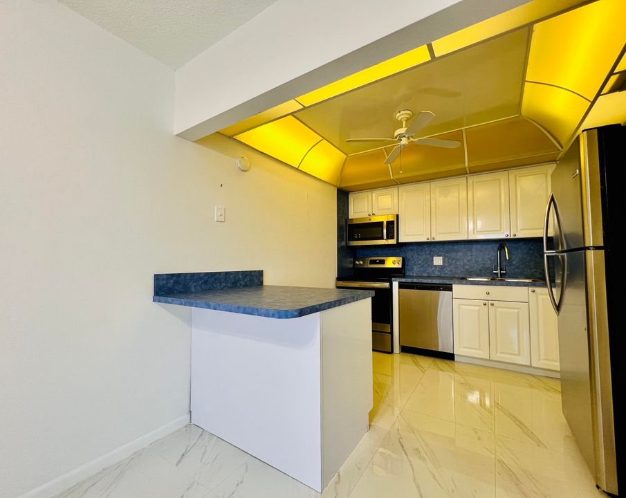 For Sale: $165,000 (2 beds, 2 baths, 1062 Square Feet)