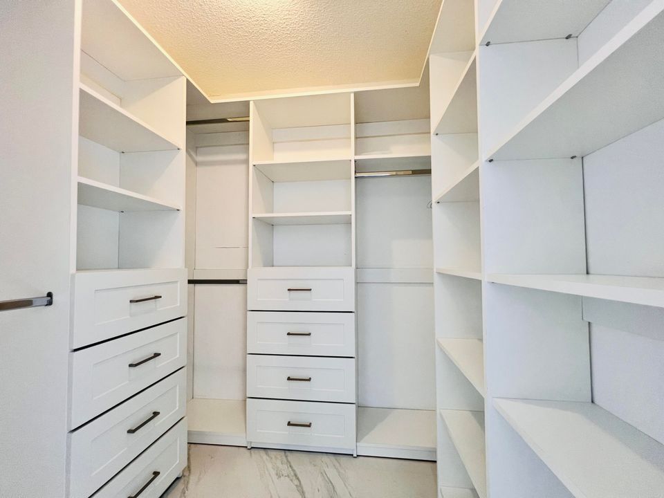 For Sale: $165,000 (2 beds, 2 baths, 1062 Square Feet)