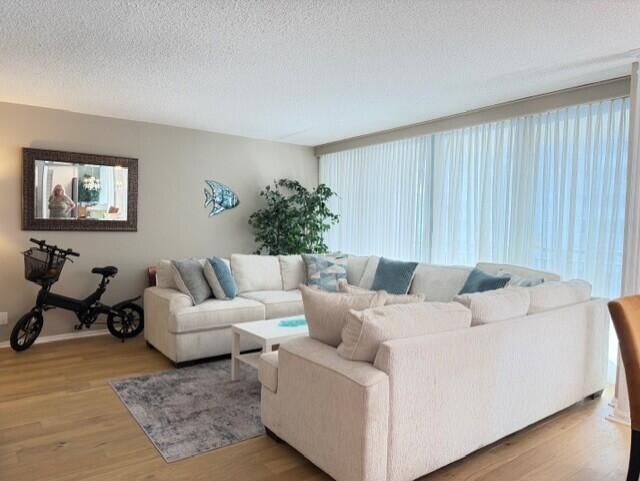 出租: $4,000 (2 贝兹, 2 浴室, 1300 平方英尺)