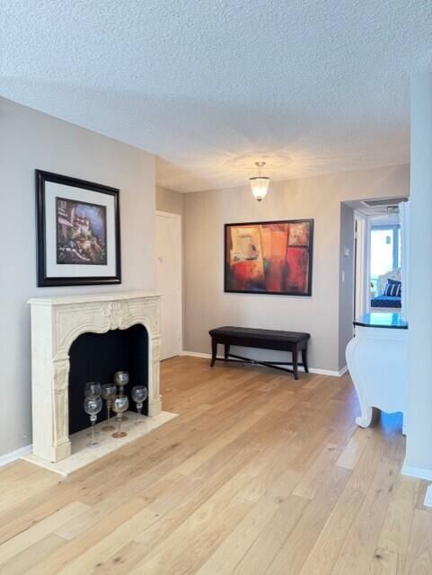 出租: $4,000 (2 贝兹, 2 浴室, 1300 平方英尺)