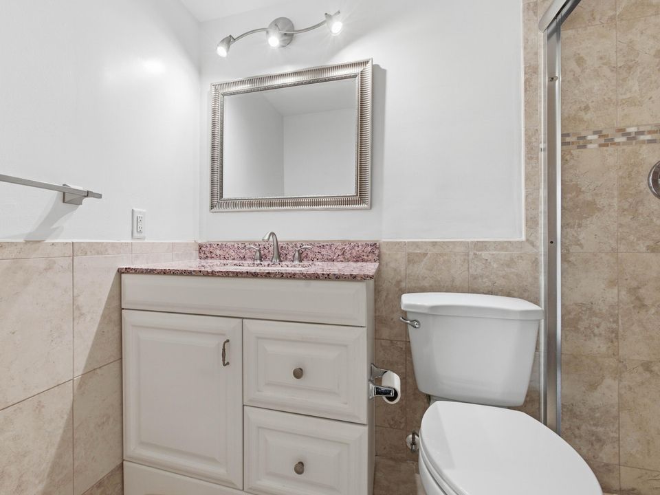 For Sale: $228,000 (1 beds, 1 baths, 646 Square Feet)