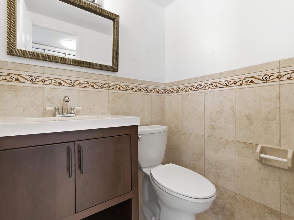 For Sale: $228,000 (1 beds, 1 baths, 646 Square Feet)