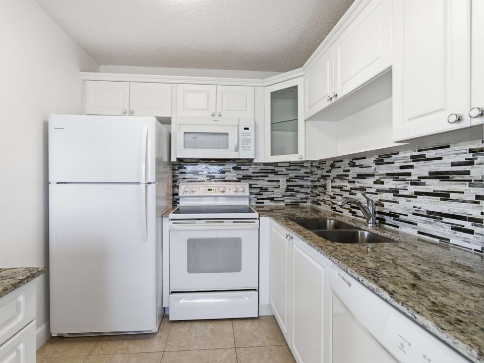 For Sale: $228,000 (1 beds, 1 baths, 646 Square Feet)