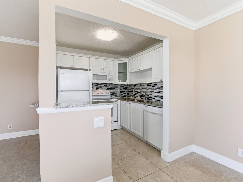 For Sale: $228,000 (1 beds, 1 baths, 646 Square Feet)