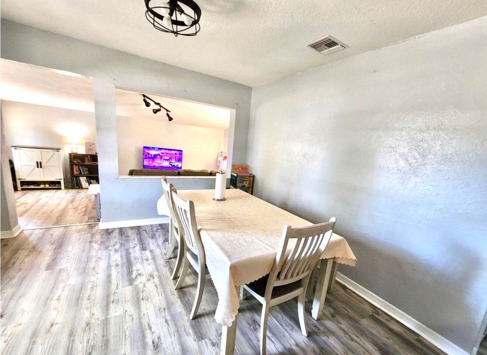 待售: $250,000 (3 贝兹, 1 浴室, 1052 平方英尺)