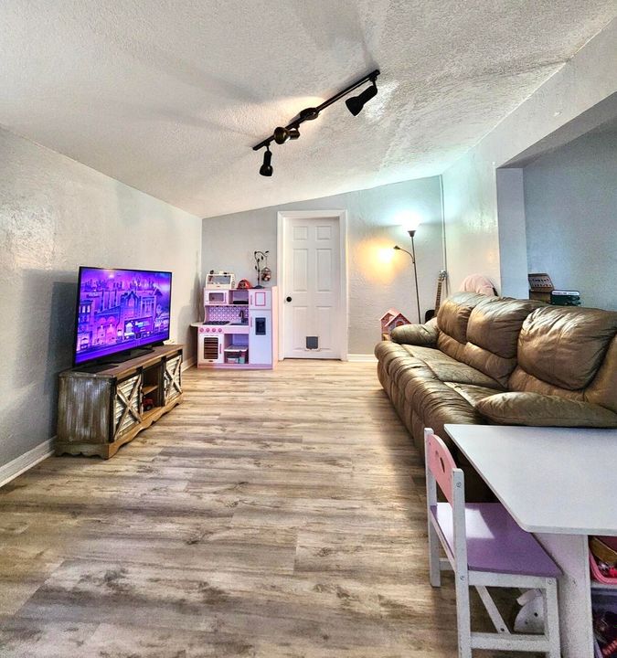 待售: $250,000 (3 贝兹, 1 浴室, 1052 平方英尺)