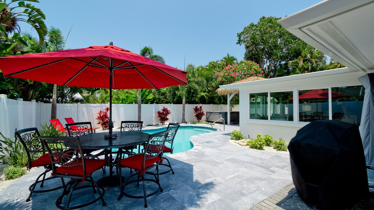 For Sale: $1,645,000 (3 beds, 2 baths, 1960 Square Feet)